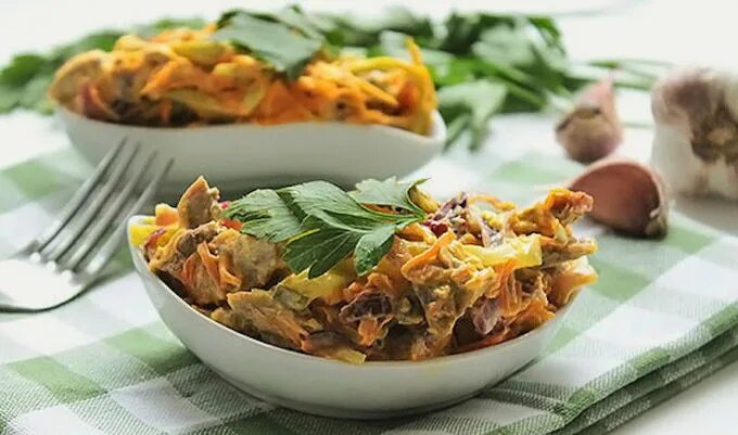 Салат обжорка с курицей и корейской. Салат обжорка с грибами. Салат обжорка классический с печенью куриной. Салат обжорка с говядиной. Салат обжорка на нг.