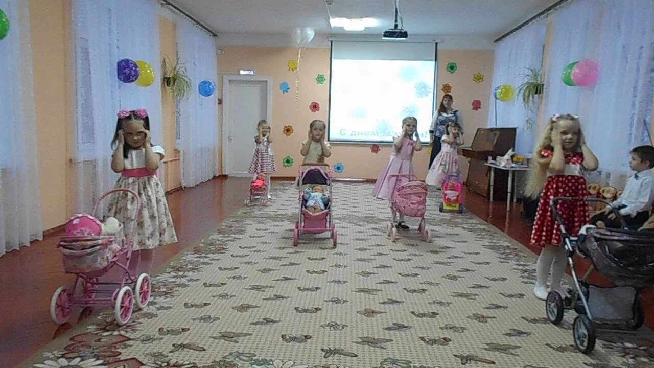 Танец на 8 марта с колясками. Танец ребенка в коляске сад. Юлия птицына молочные дворы детский садик. Шуточный танец на 8 марта в детском саду видео. Девочки с колясками в детском саду.