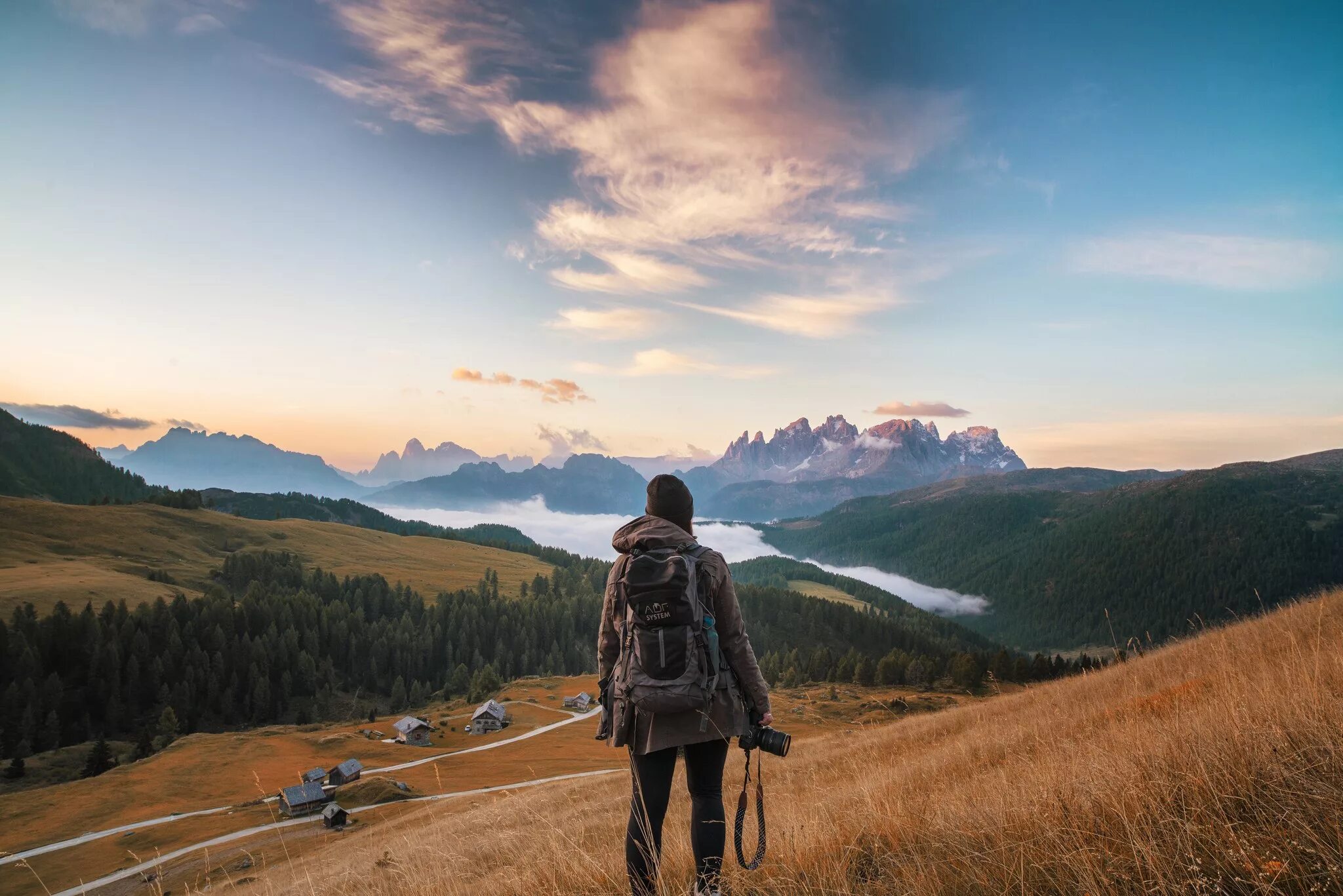 Top adventure. Человек в горах. Человек на фоне гор. Путешествие в горы. Турист на фоне гор.