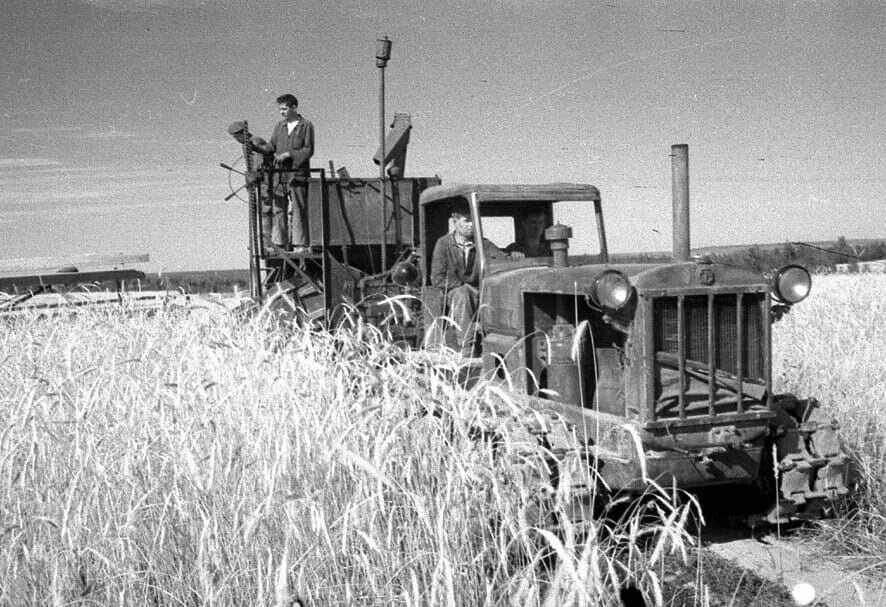 Трактор СТЗ-5. СТЗ-3 трактор. Трактор СТЗ 1960-Е. Трактор ХТЗ 1935. Сельское хозяйство в послевоенное время