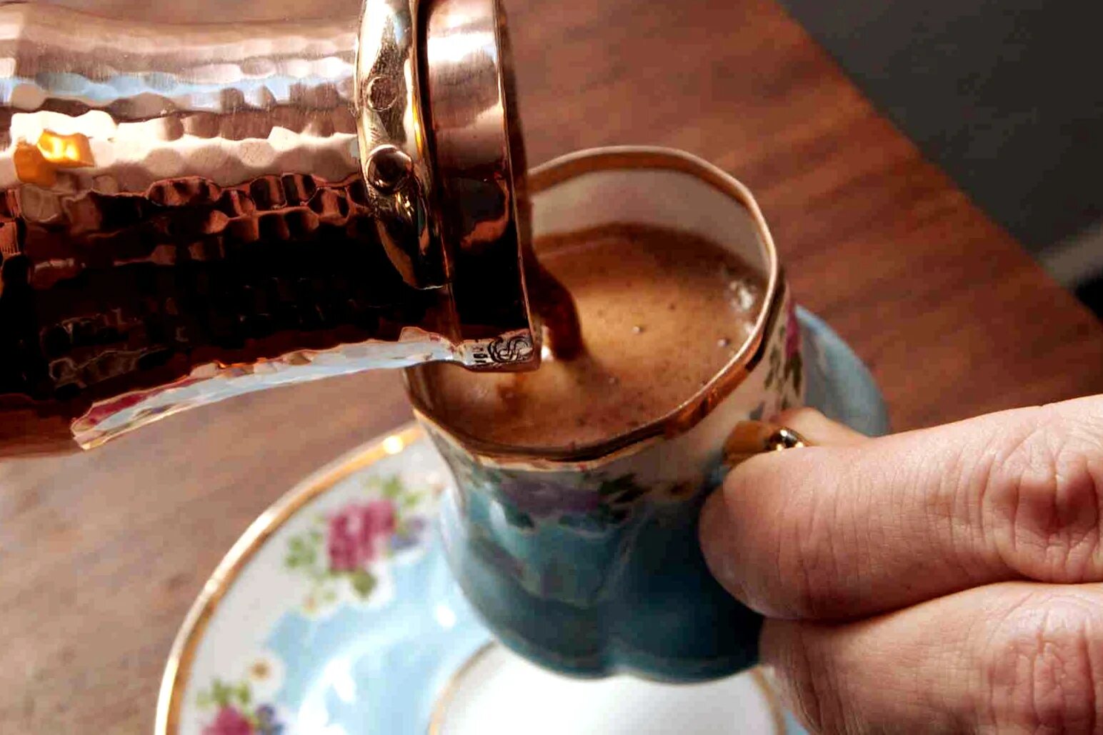 Заварить кофе в домашних условиях. Турка для кофе. Кофе в турке. Кофе из турки. Турецкий кофе.