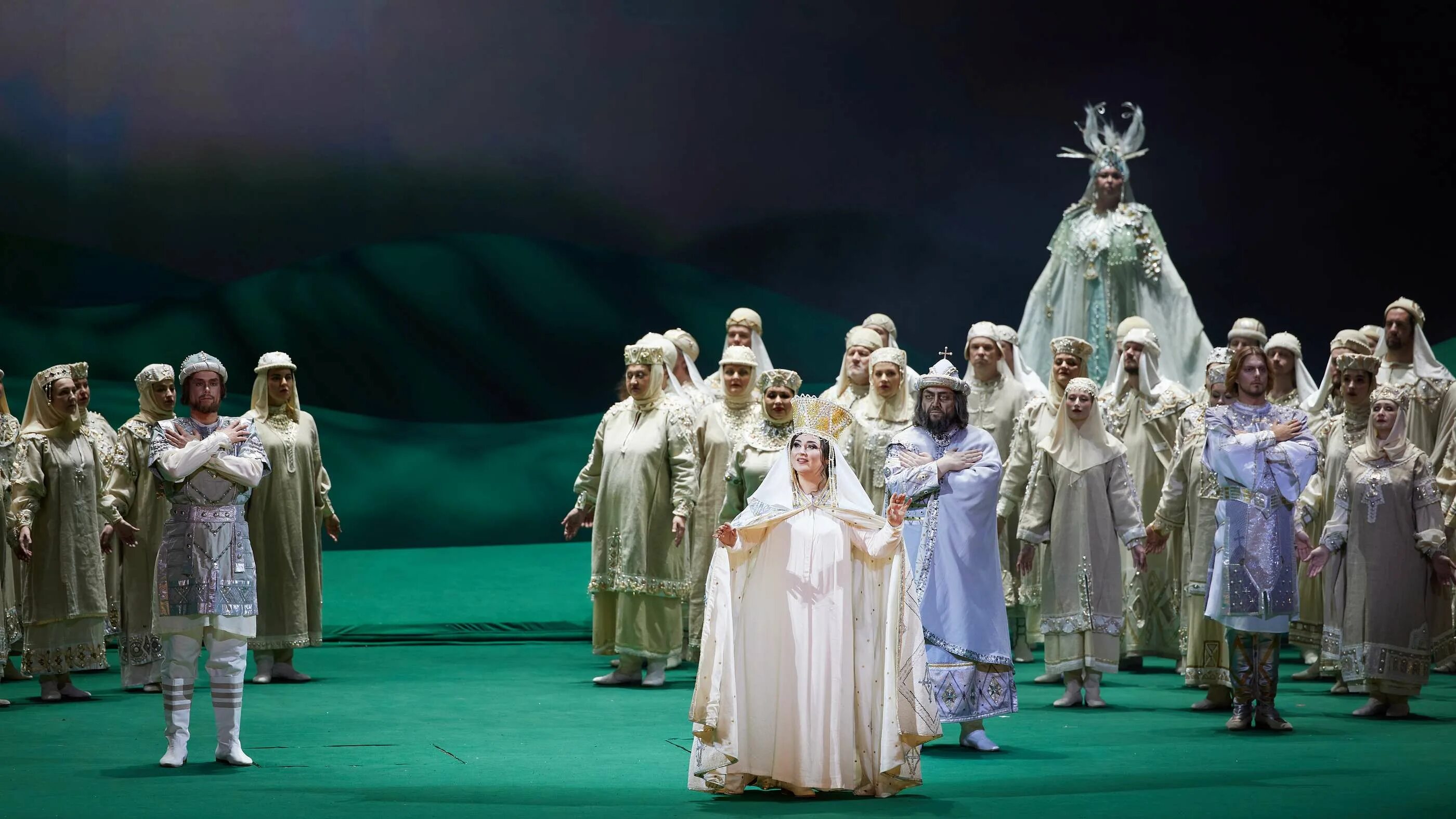 Часы огромные для спектакля. Сказание о невидимом граде китеже и деве февронии мариинский. Сказание о китеже опера режиссер чернякова. Сказание о невидимом граде китеже и деве февронии. Сказание о граде китеже мариинский театр.