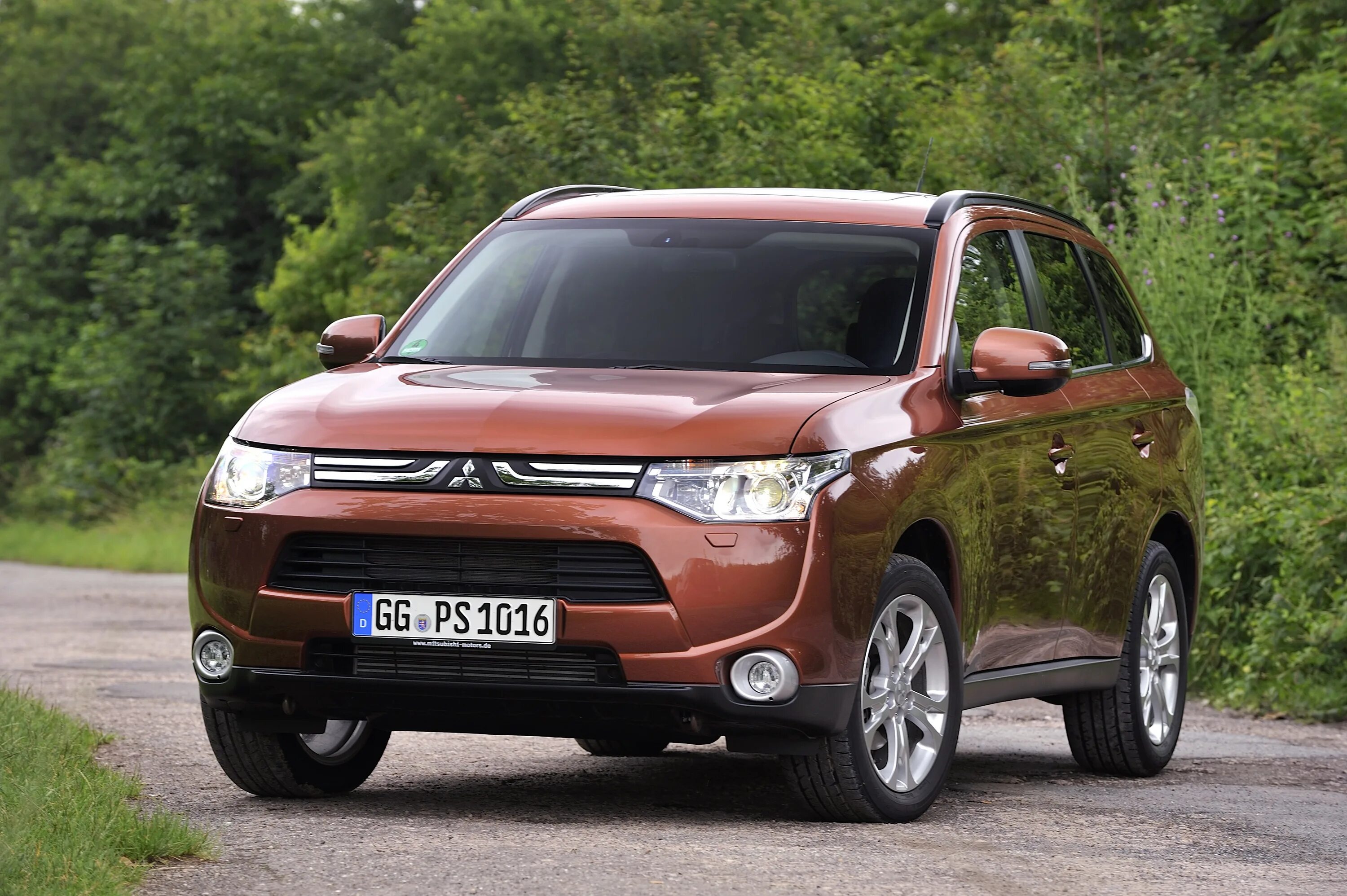 Мицубиси Аутлендер. Mitsubishi Outlander 2012-2021. Митсубиси Аутлендер 2013. Митсубиши Outlander 2013. Где на mitsubishi outlander