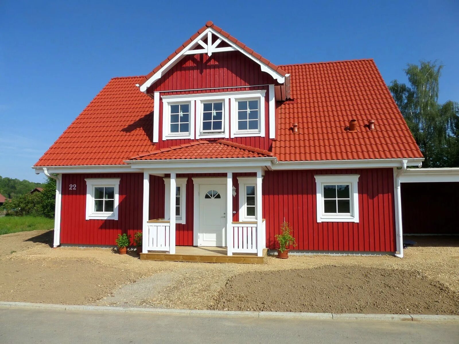 Домики красного цвета. Орегон дом с красной крышей. Домик с красной крышей. Красный фасад дома. Красная крыша.