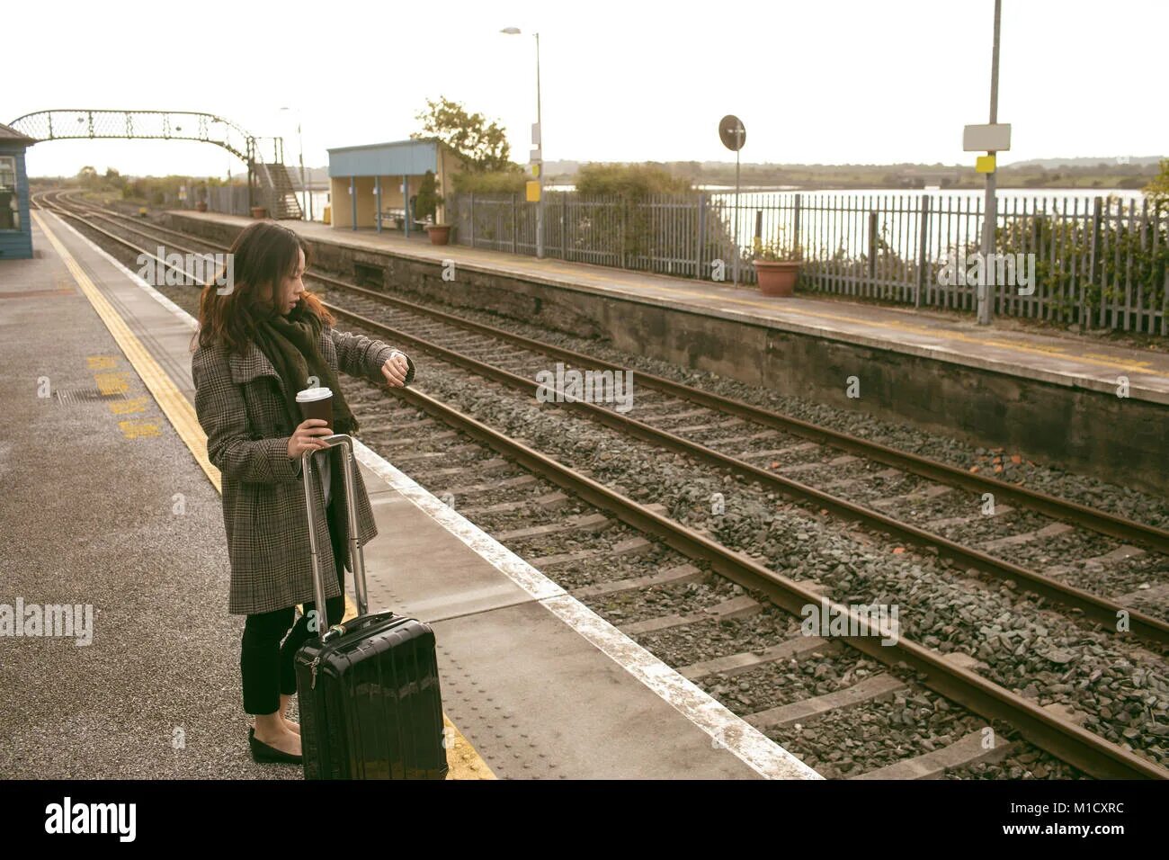 Люди на вокзале. Wait for a train. Девушка на перроне. Late on train. Люди на вокзале.