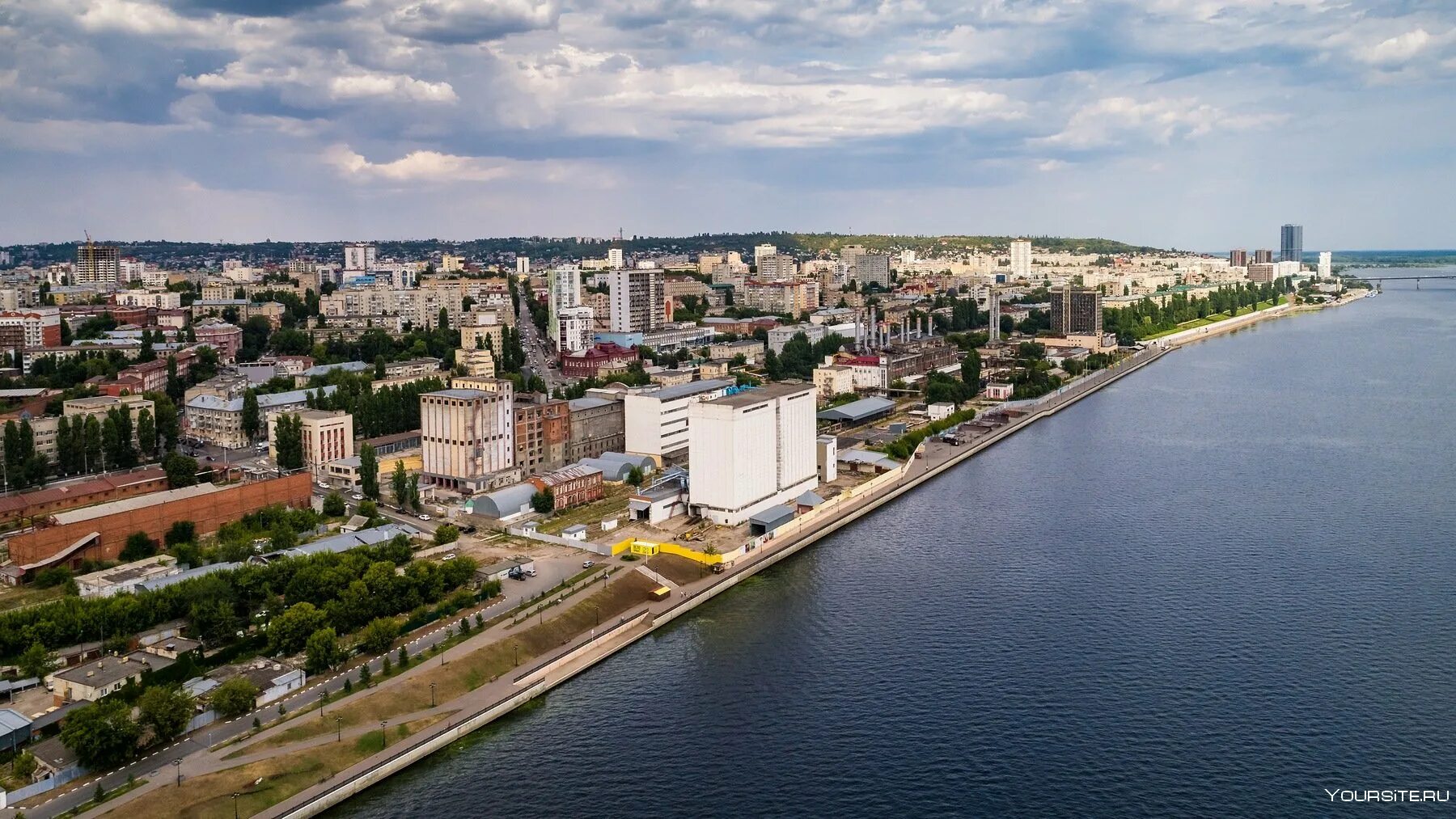 Летом были в саратове. Панорама Саратова с Волги. Набережная Волги Саратов. Саратов вид с Волги на город. Саратов вид на Волгу и город Энгельс.