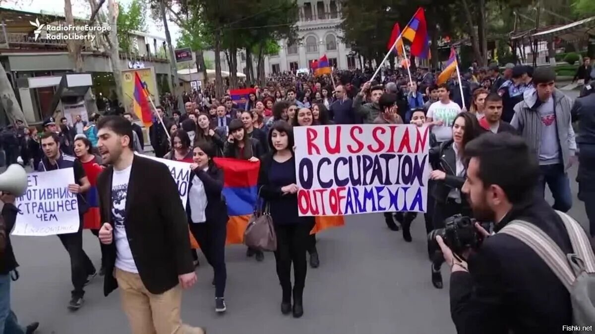 Армения против россии последние. Протесты в Армении против русских. Антироссийские протесты в Армении. Против армян. Армяне против русских.