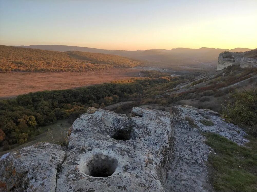 Бакла крым. Пещерный город Бакла. Гора Бакла. Бакла пещерный город в Крыму. Пещерный город Бакла достопримечательность.