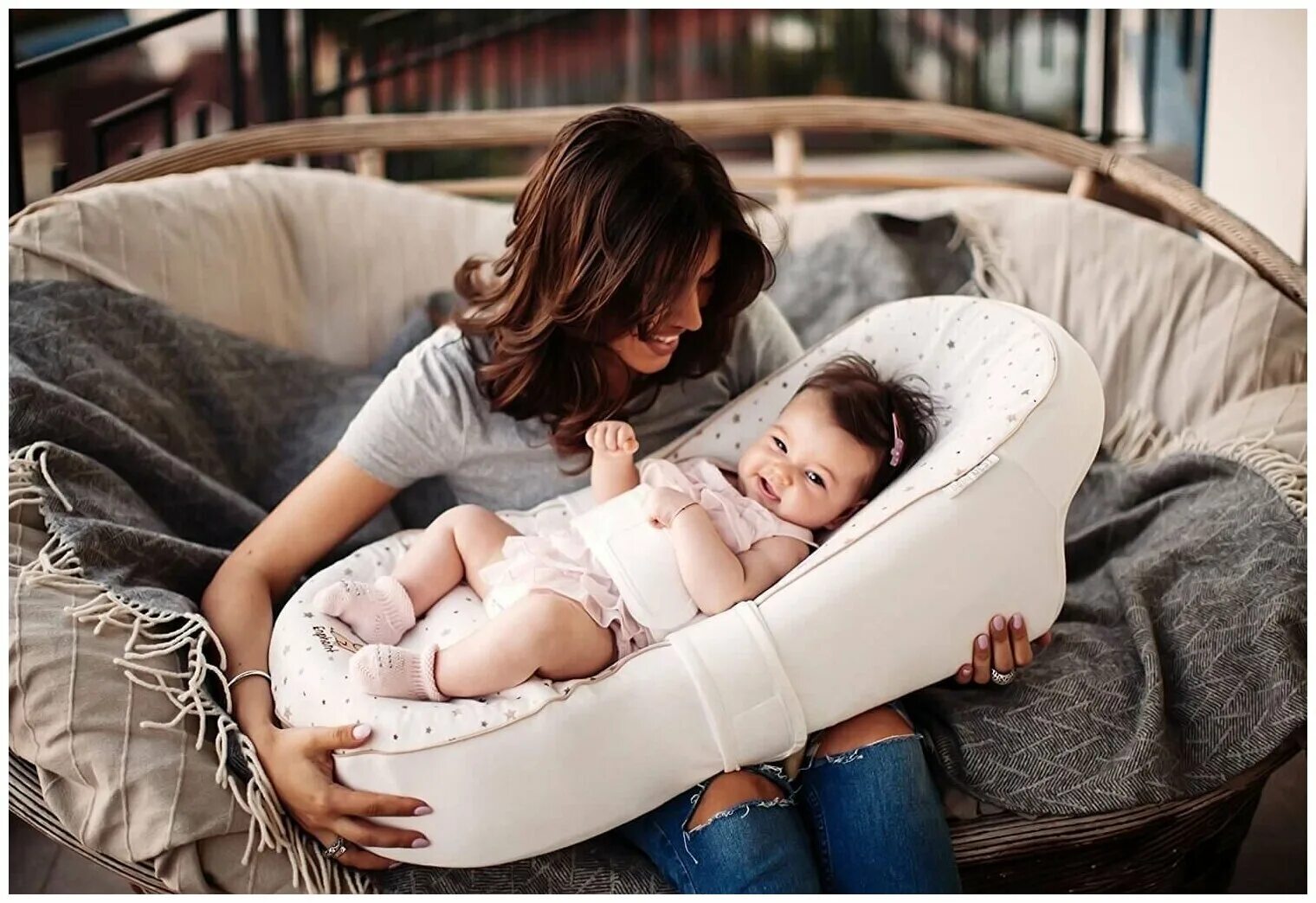 Можно спать ребенку в коконе ночью. Кокон беби red castle. Малыш спит в коконе. Люлька для девочки. Ребенок спит в коконе.