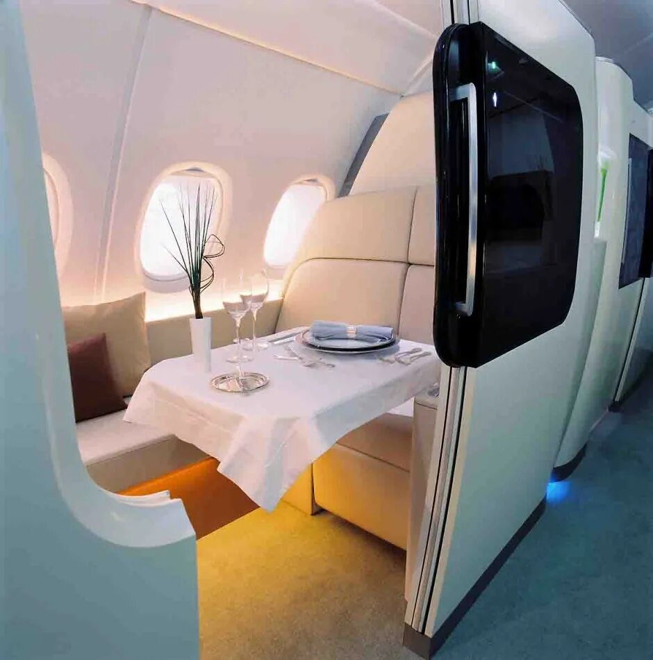 Салон самолета бизнес класса. Частный самолет. Azur air black jet салон. Airbus a380 superjumbo jet внутри. Бизнес класс на мальдивы.