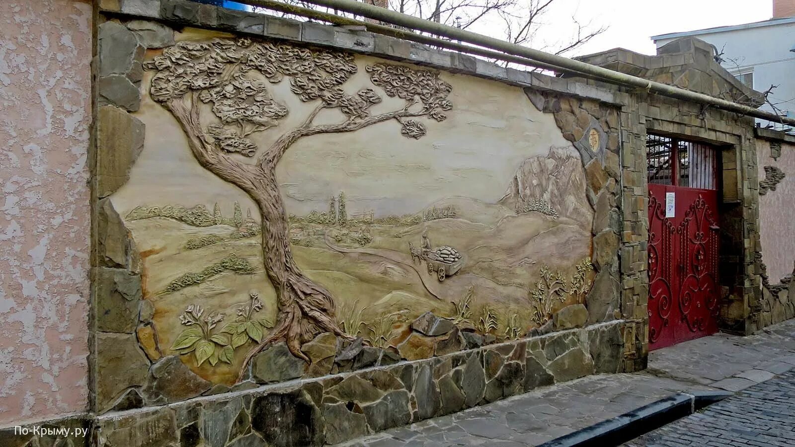 Барельеф на фасаде. Барельеф на фасаде. Маскароны львов классицизм петербурга. Барельеф курихина. Лепнина в архитектуре.