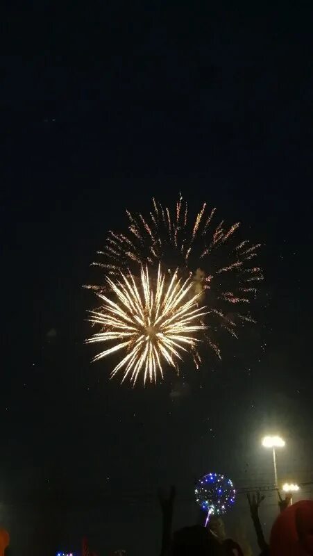 Новосибирск с огоньком. Иерусалимская луна. Фейерверк новосибирск 9 мая. Новосибирск с огоньком. Самый мощный обстрел донецка 2022.