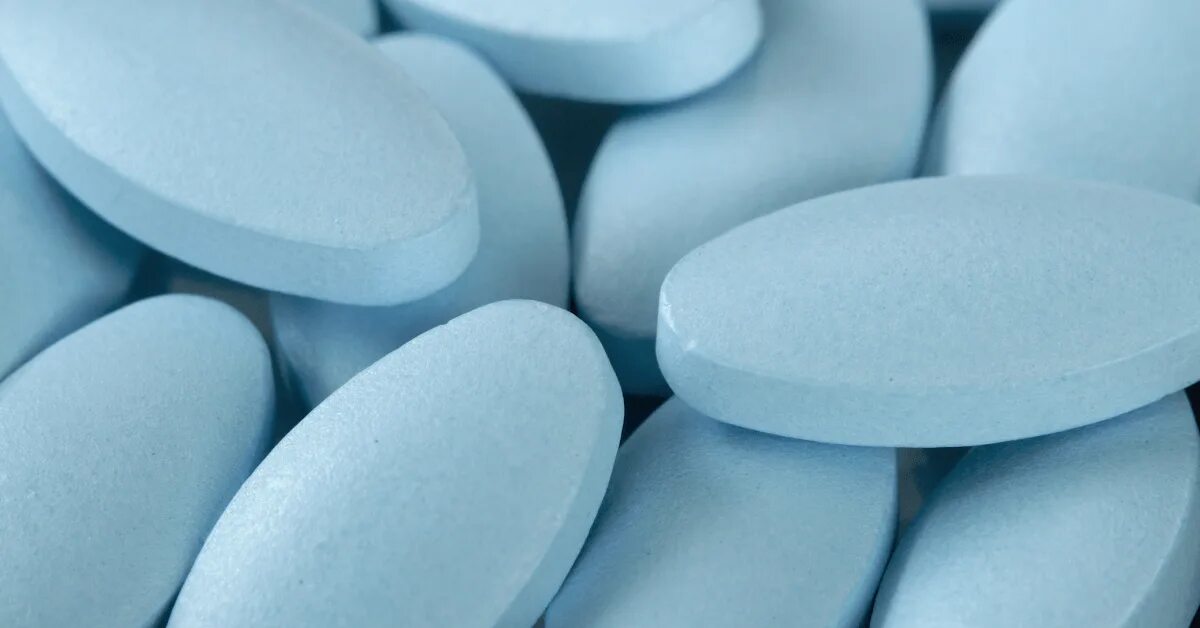 Синие таблетки обезболивающие. Синие овальные таблетки. Голубые таблетки обезболивающие. Вальные голубые таблетки. Голубые продолговатые таблетки.