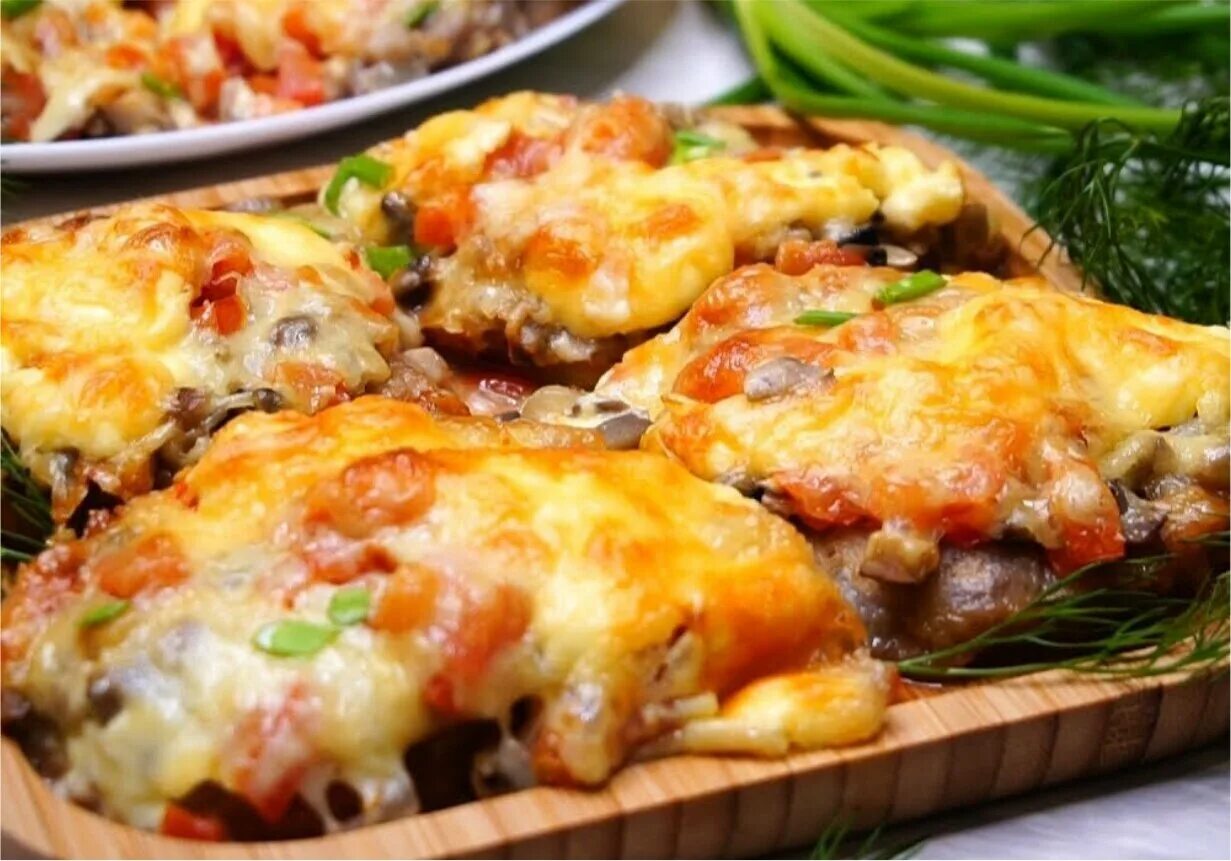 мясо по купечески в духовке из свинины. свинина по купечески с грибами. свинина по купечески с грибами. мясо под шапкой. свинина по купечески с грибами и помидорами.