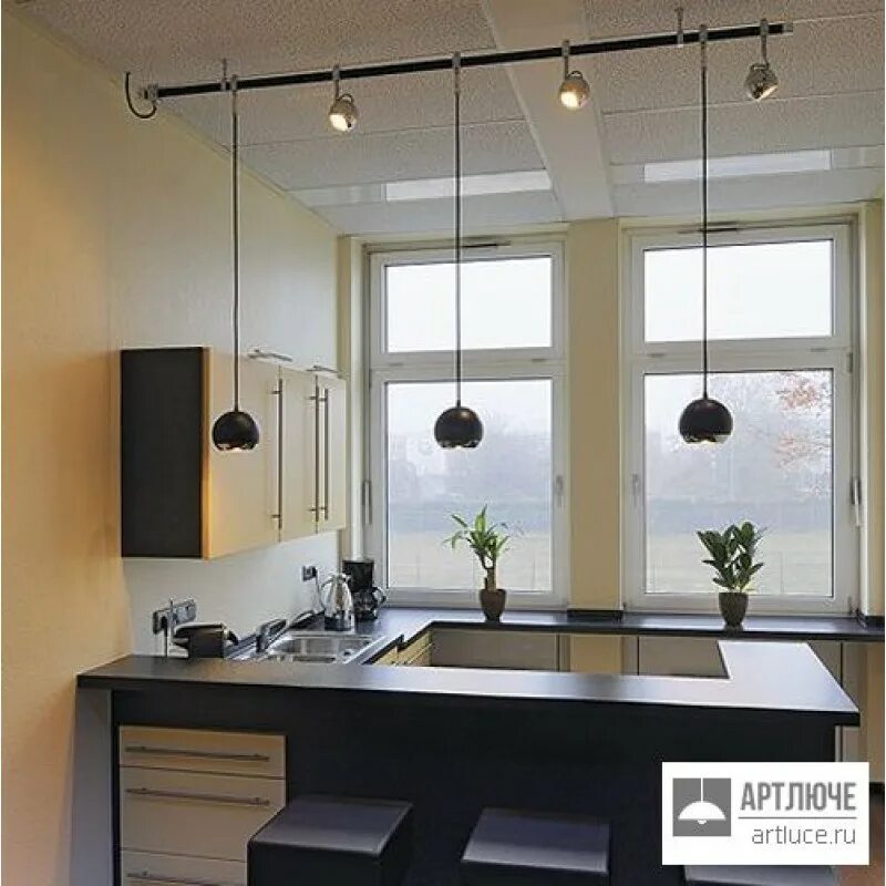 лампы над рабочим столом. светильник над компьютерным столом. икеа светильник snoig. люминесцентные лампы в офисе. лампа над письменным столом.