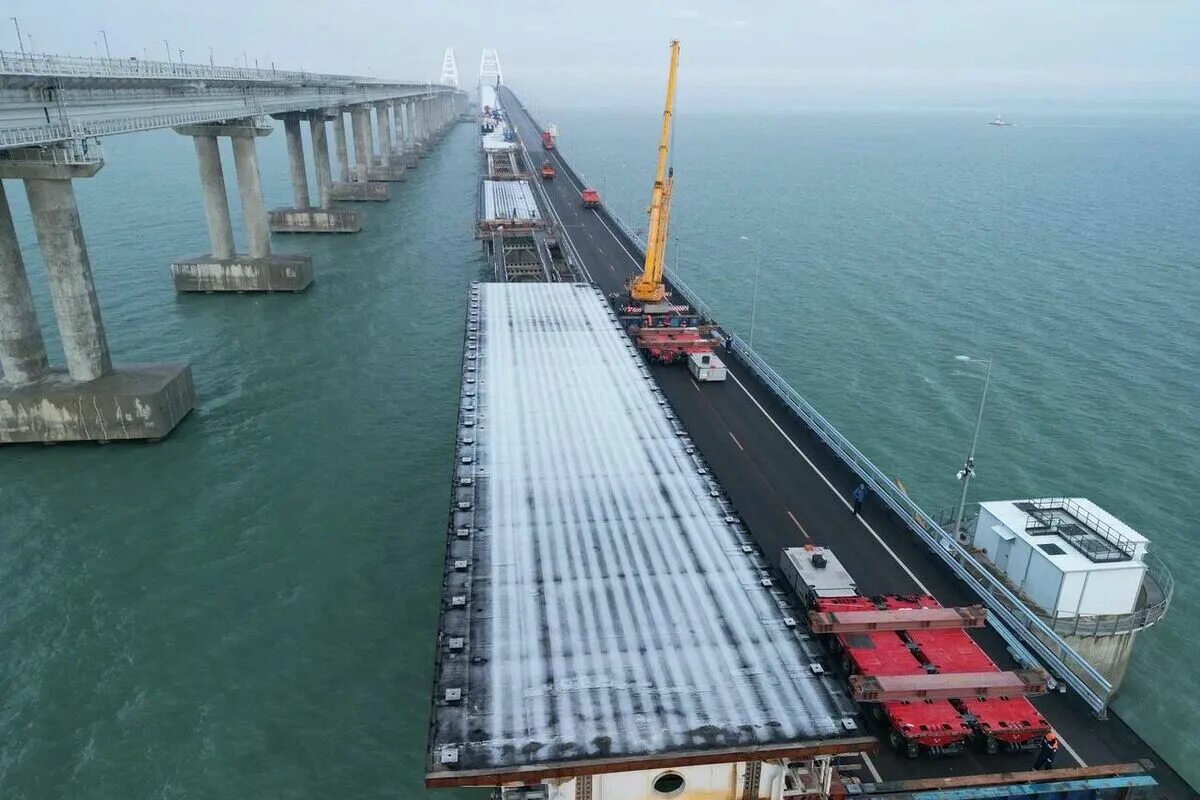 Крымский мост сейчас работает в настоящее время. Надвижка крымского моста. крымский мост 2025. керченский пролив. автомобильный мост.