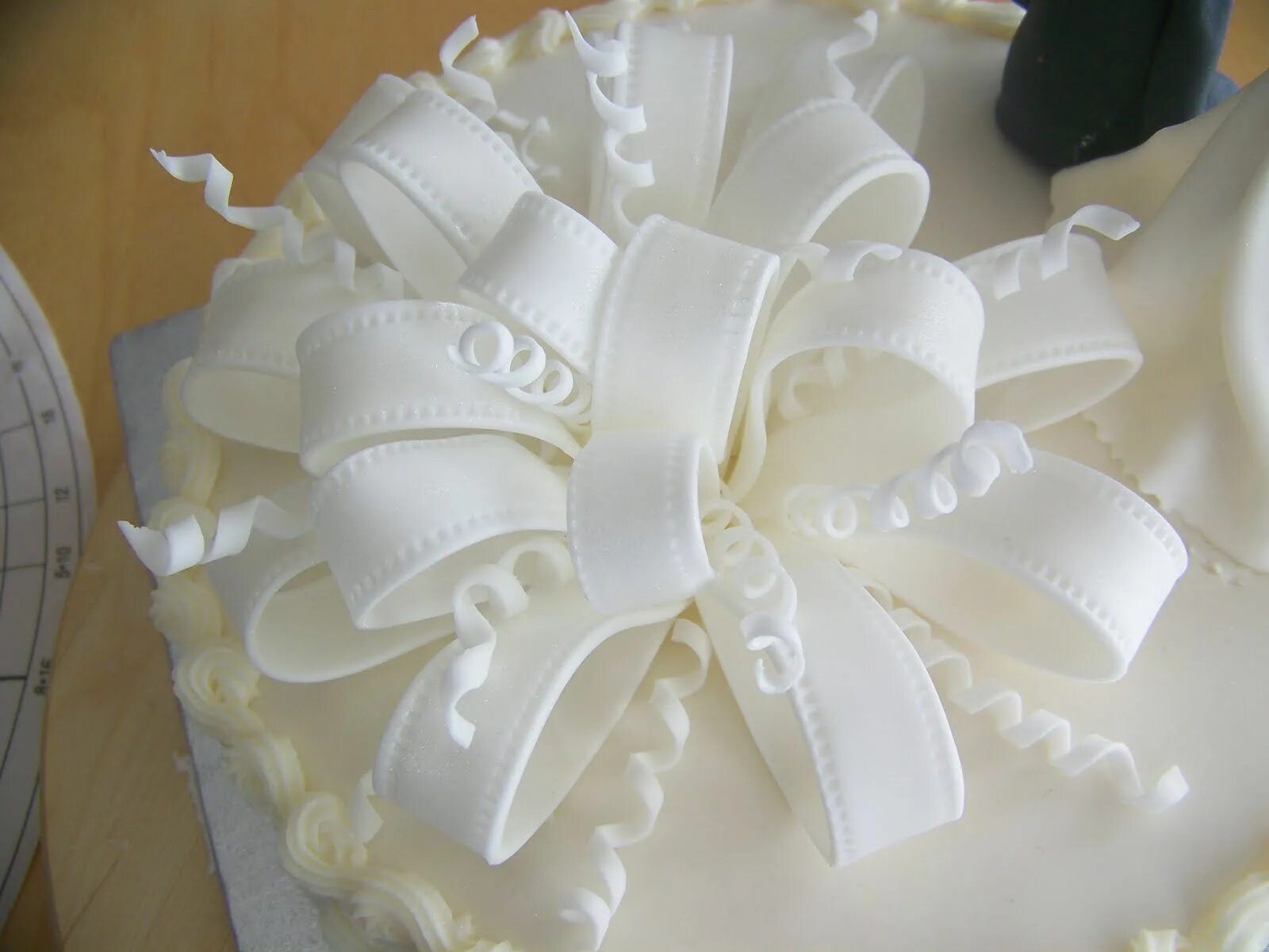 Как сделать бант на торт. Как сделать бант на торт. Бант с мастики. Бантик из мастики для торта. Бант с мастики.