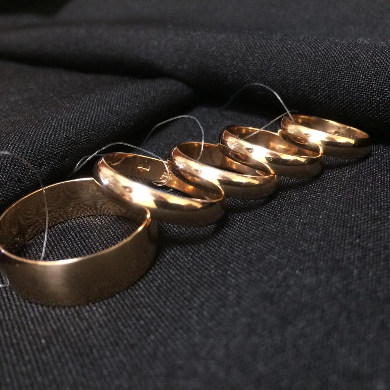 Грамм золота в беларуси 585. Обручальные кольца в ломбарде. Кольцо 7 грамм золота. Обручальное кольцо 5 грамм. Дубайское золото кольца обручальные.