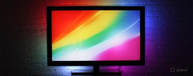 на мониторе яркий свет. свет от экрана ноутбука. черный экран монитора. перед экраном телевизора. на мониторе яркий свет.