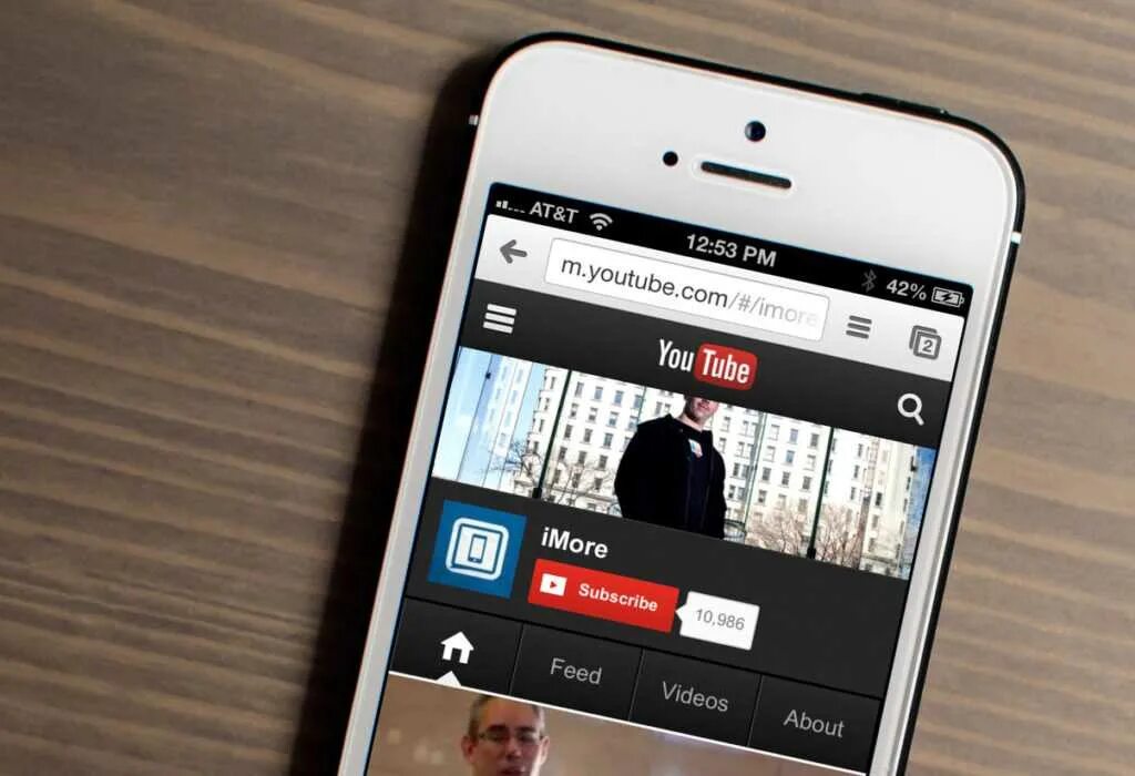 Как сохранить видео на айфон. Youtube на айфоне. ютуб на телефоне. iphone youtube. приложение youtube для ios.
