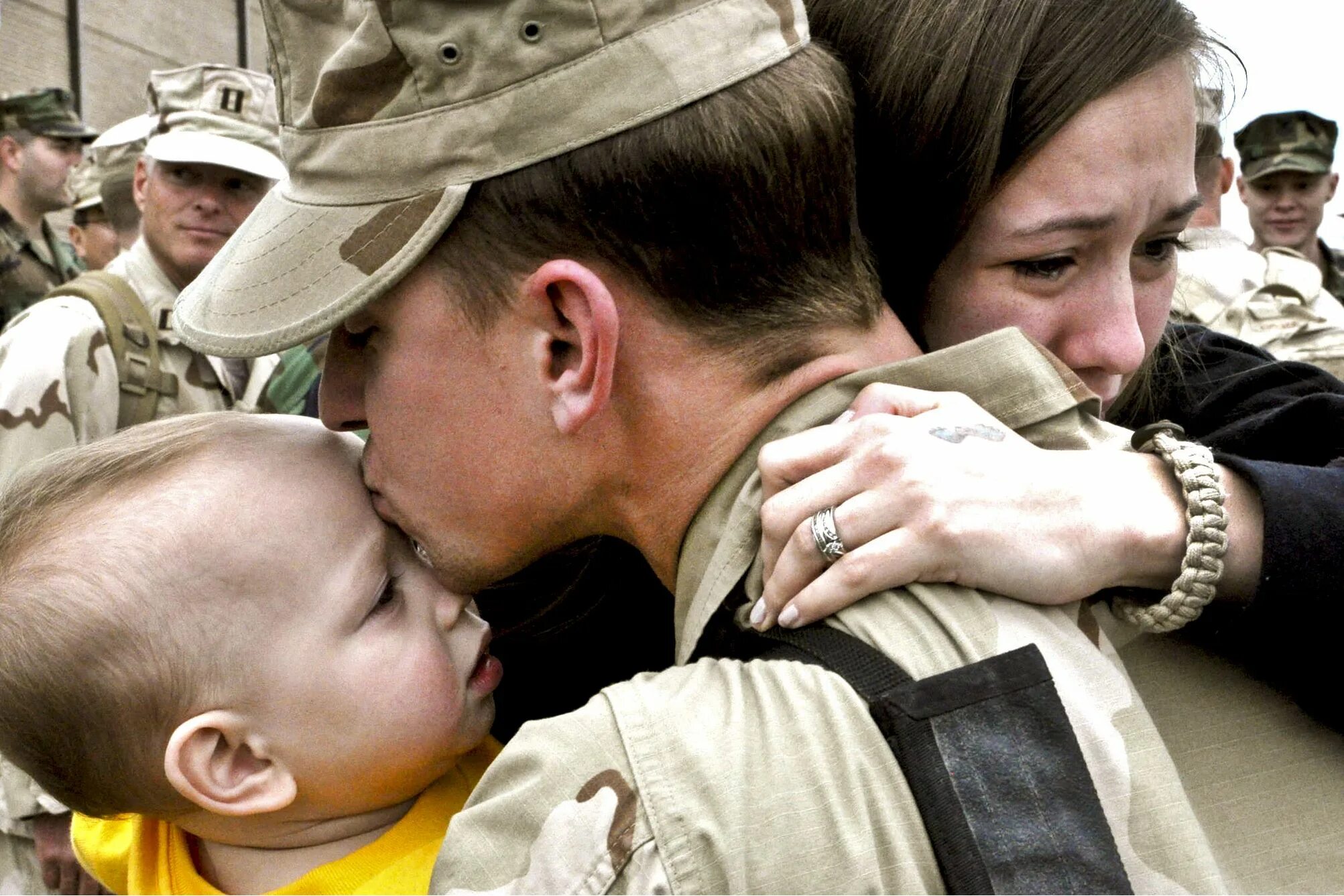 Единовременное военный семья. Семья военного. Семья военнослужащего. Военный с ребенком. Солдат с ребенком.
