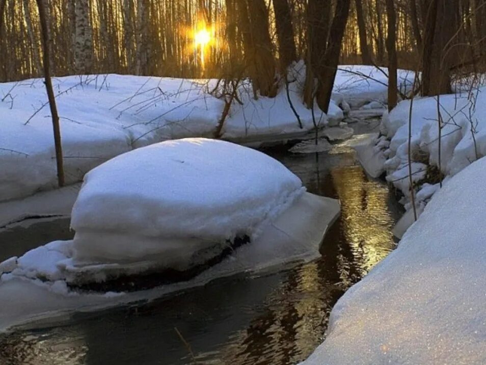 Село качки занесенное снегом оттаивает. Уж тает Снегг бегут ручьи. Весенние ручьи. Весенний Ручеек.