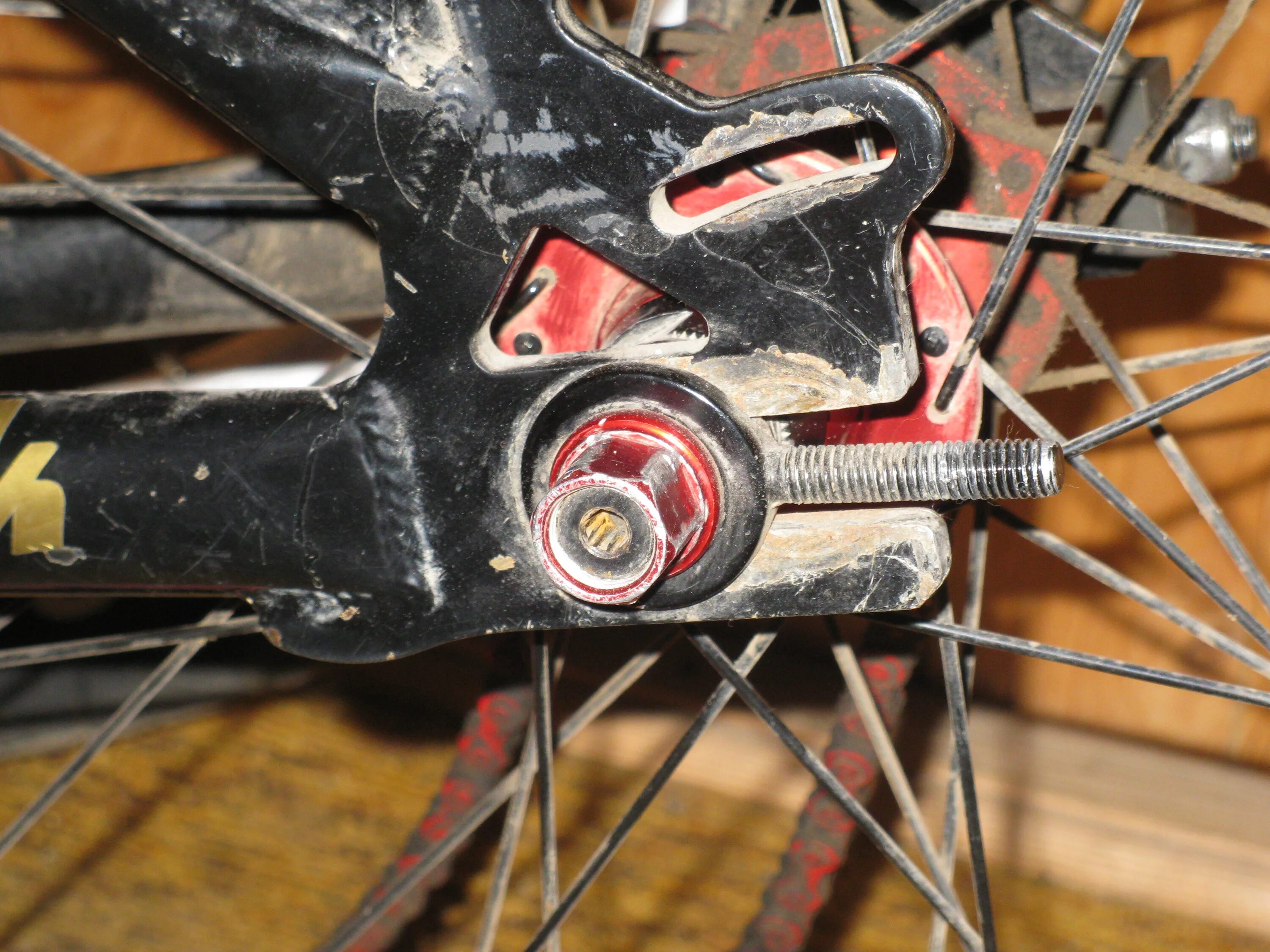 переднее колесо горного велосипеда. откручиваем переднее колесо велосипед. крепление заднего колеса велосипеда. съёмник задней касеты велосипеда стелс. как открутить колесо велосипеда.