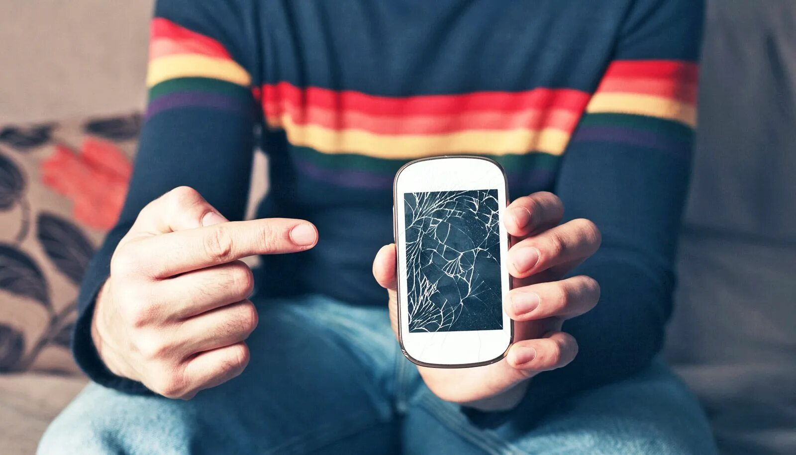 Смартфон в руках эстетика. Сломанный смартфон. Девушка с разбитым телефоном. Человек разбивает телефон фото. Мужчина с телефоном.
