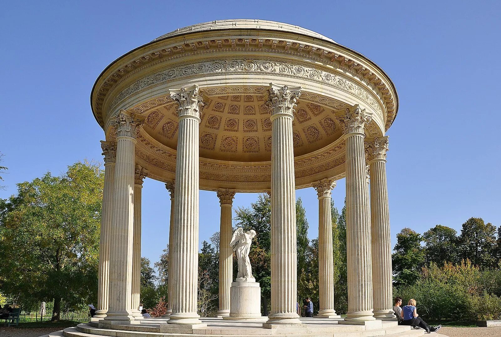 Temple of love. Малый Трианон храм любви. Ротонда храм любви Версаль. Храм любви в парке малого Трианона. Малый Трианон в Версале.