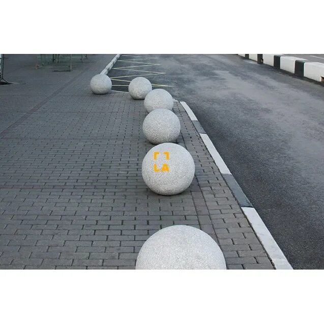 Сферы ограждения. Сферы бетонные антипарковочные 500мм. Полусфера бетонная д500. Полусфера бетонная d-500. Бетонные шары и полусферы.