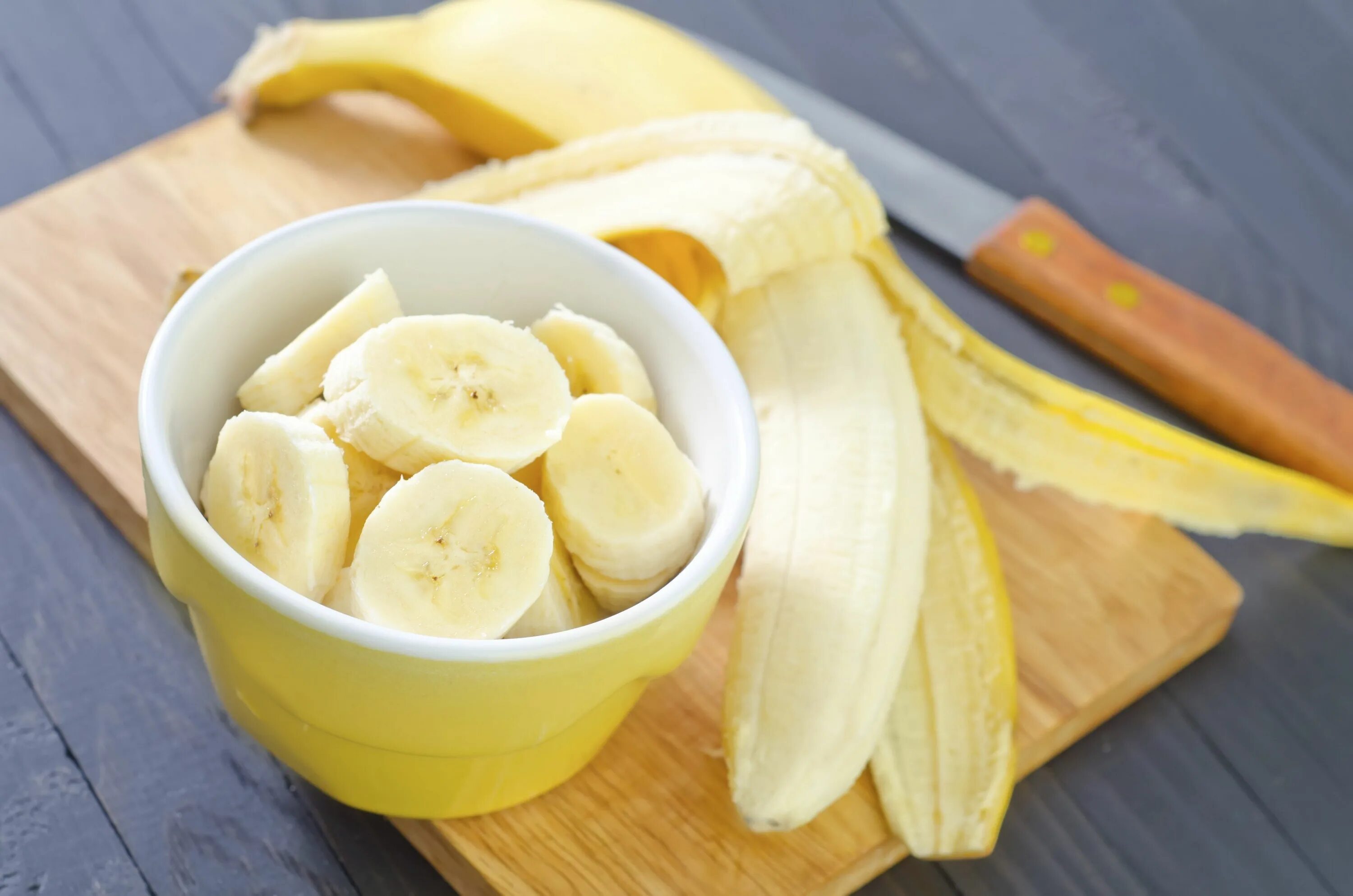 Банан. Банан порезанный. Разрезанный банан. Ломтик банана.