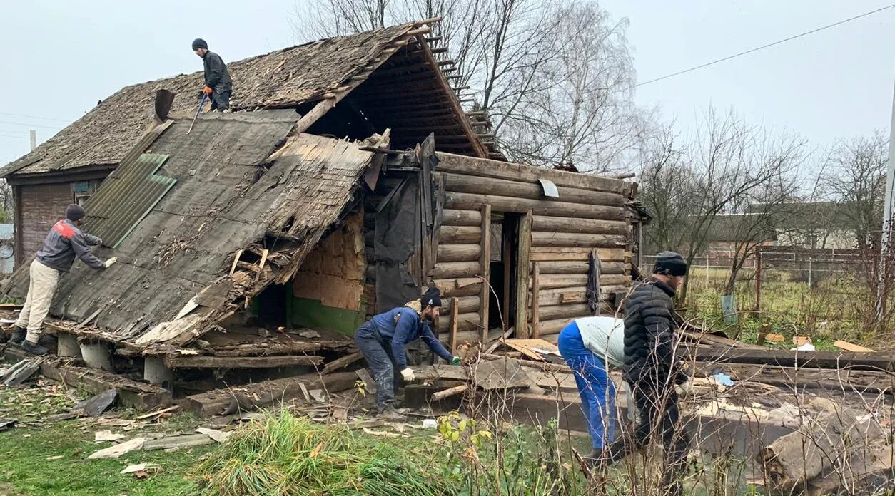 Разбить дом. Демонтаж домов. Слом домов. Демонтаж деревянного дома. Демонтаж деревянных строений.