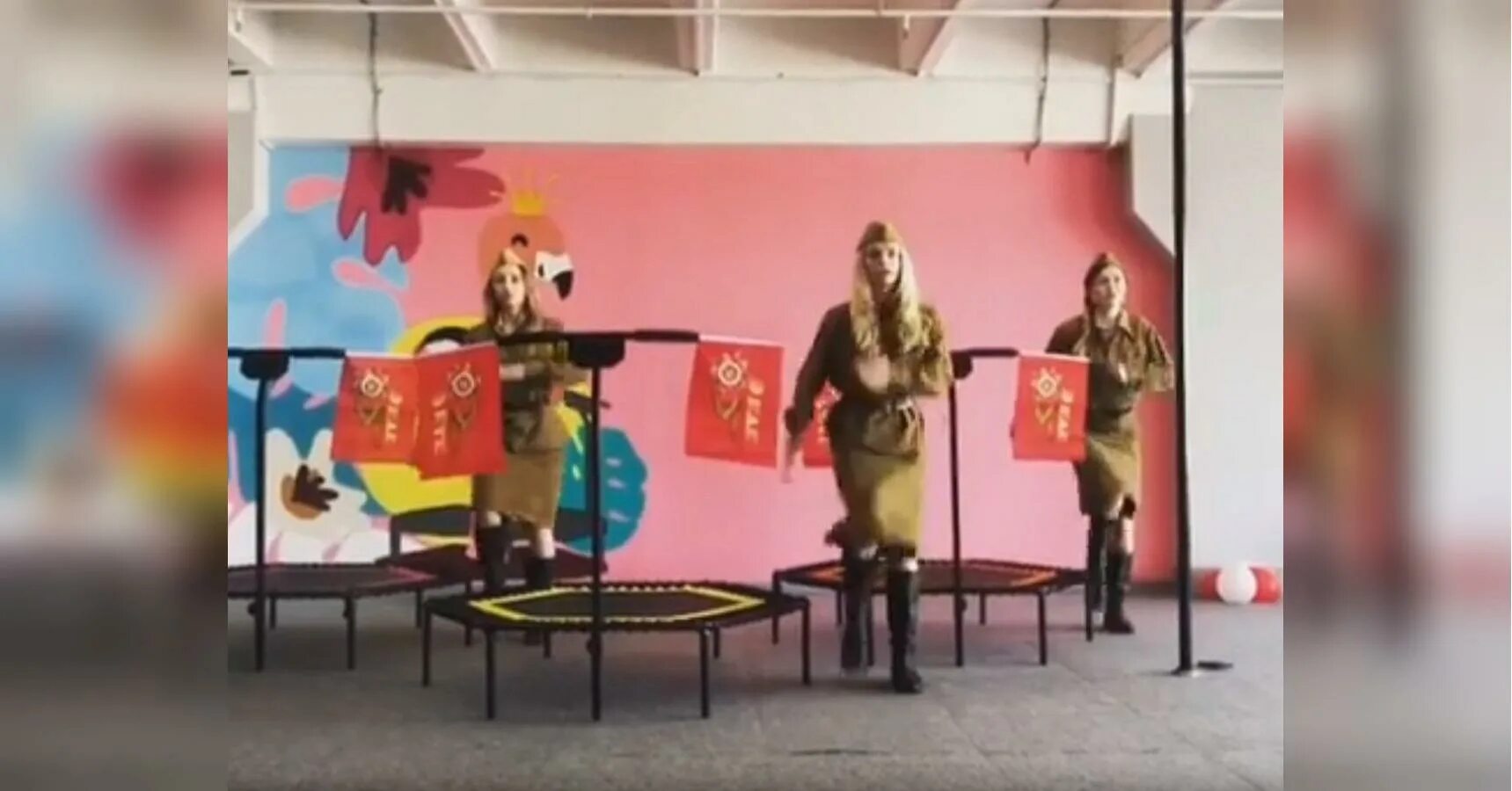 Патриотический танец видео. Танец на батутах, день победы. победобесие на батуте. победобесие пляски. патриотические танцы 2025г.