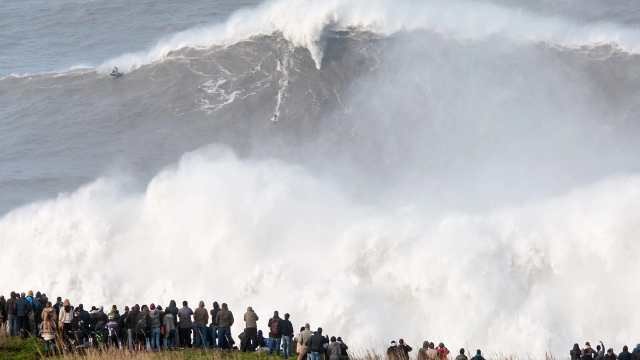 Самая высокая волна. Шторм Назаре Португалия. Назаре Португалия самые большие волны в мире. Самые большие волны в Португалии Назаре. Назаре Португалия серфинг на гигантских волнах.