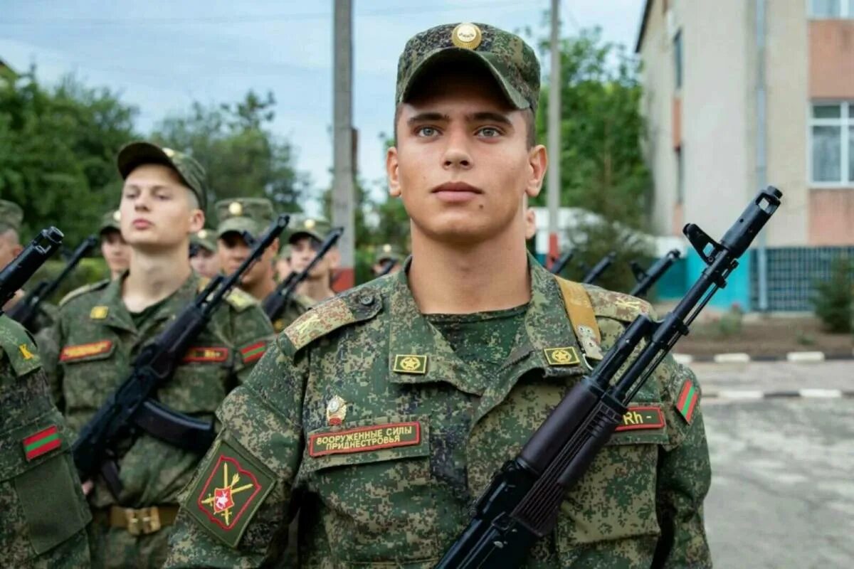 Апрель русский солдат. Военная форма. Современная Российская Военная форма. Красивый солдат.