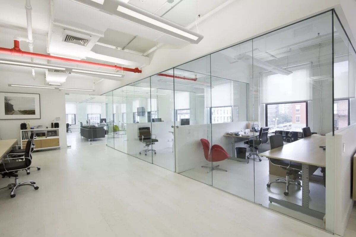 закрыть офис. комбинированный тип офиса. смешанная планировка офиса. перегородки дорхан офисные. цельностеклянные мобильные перегородки.