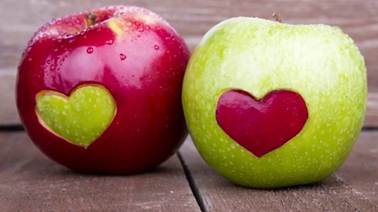 Яблоко в 2 месяца. Две половинки яблока. Половинка яблока. Живое яблоко. Два яблока.