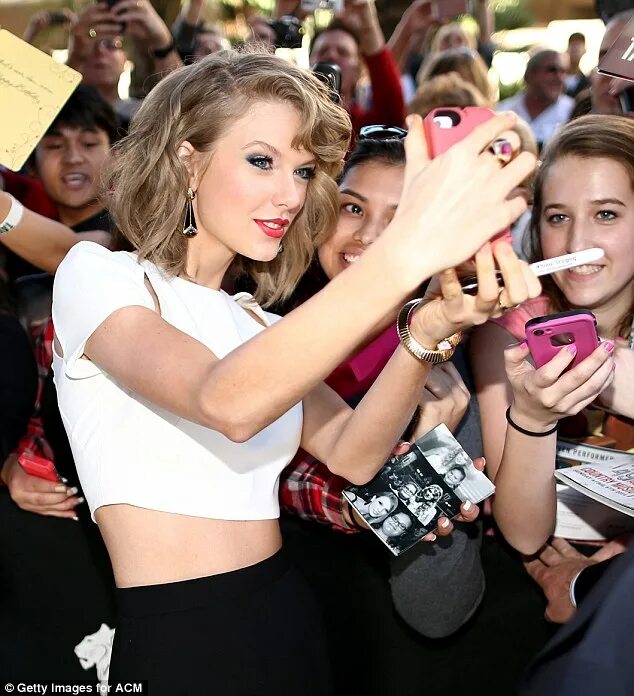 Фанатки звезд. Тейлор свифт селфи. тейлор свифт с фанатами. селфи с taylor swift. фанаты звезд.