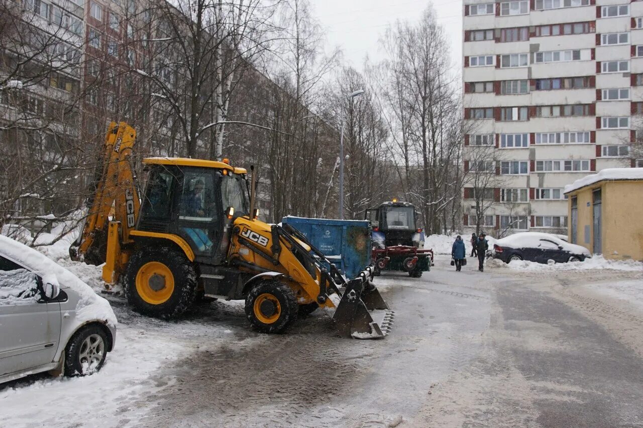 Уборка снега спецтехникой. Снегоуборочная машина для придомовых территорий. Уборка снега в Кудрово. Уборка снега Первоуральск. Аренда трактора снег