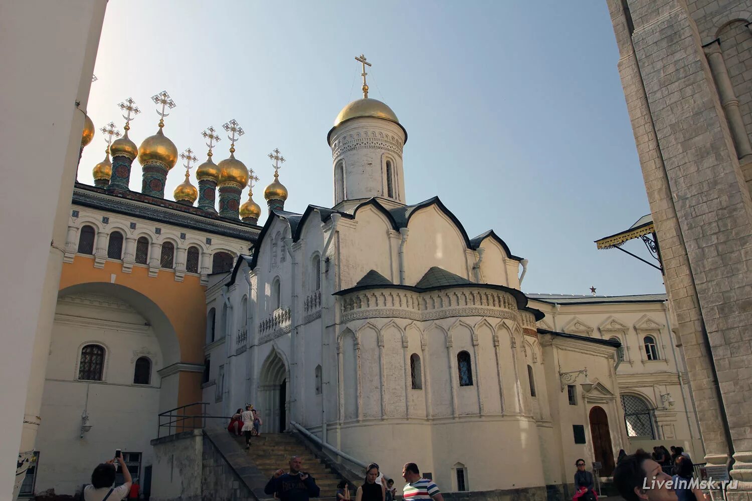 Церковь богородицы на сенях. Церковь Ризположения Московского Кремля. Ризоположенская Церковь в Кремле. Церковь Ризоположения псковские мастера.