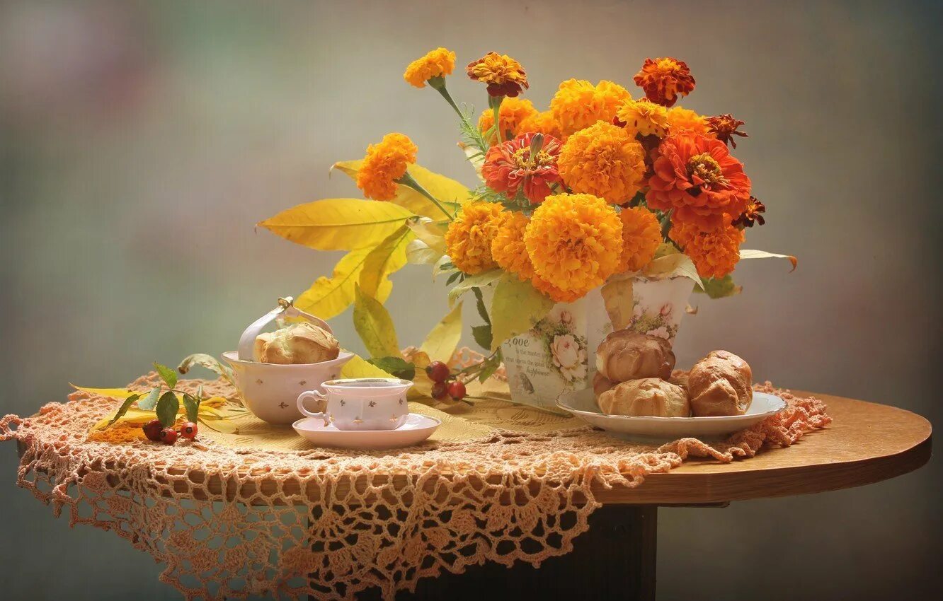 Осень красивое утро картинки. Осенние цветы. Осеннее чаепитие. Осеннее утро. Осенний букет и чай.