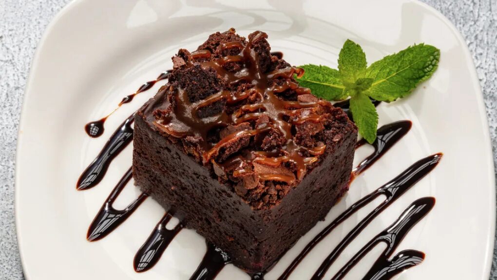 Шоколадный брауни с вишней. Брауни в ресторане. Украшение брауни в ресторанах стильно. Брауни ресторан. Брауни ресторан.