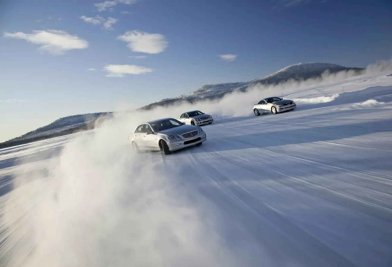 Машина катится на скорости. Машина зимой. Зимний дрифт. Машина в заносе зимой. Машину заносит.
