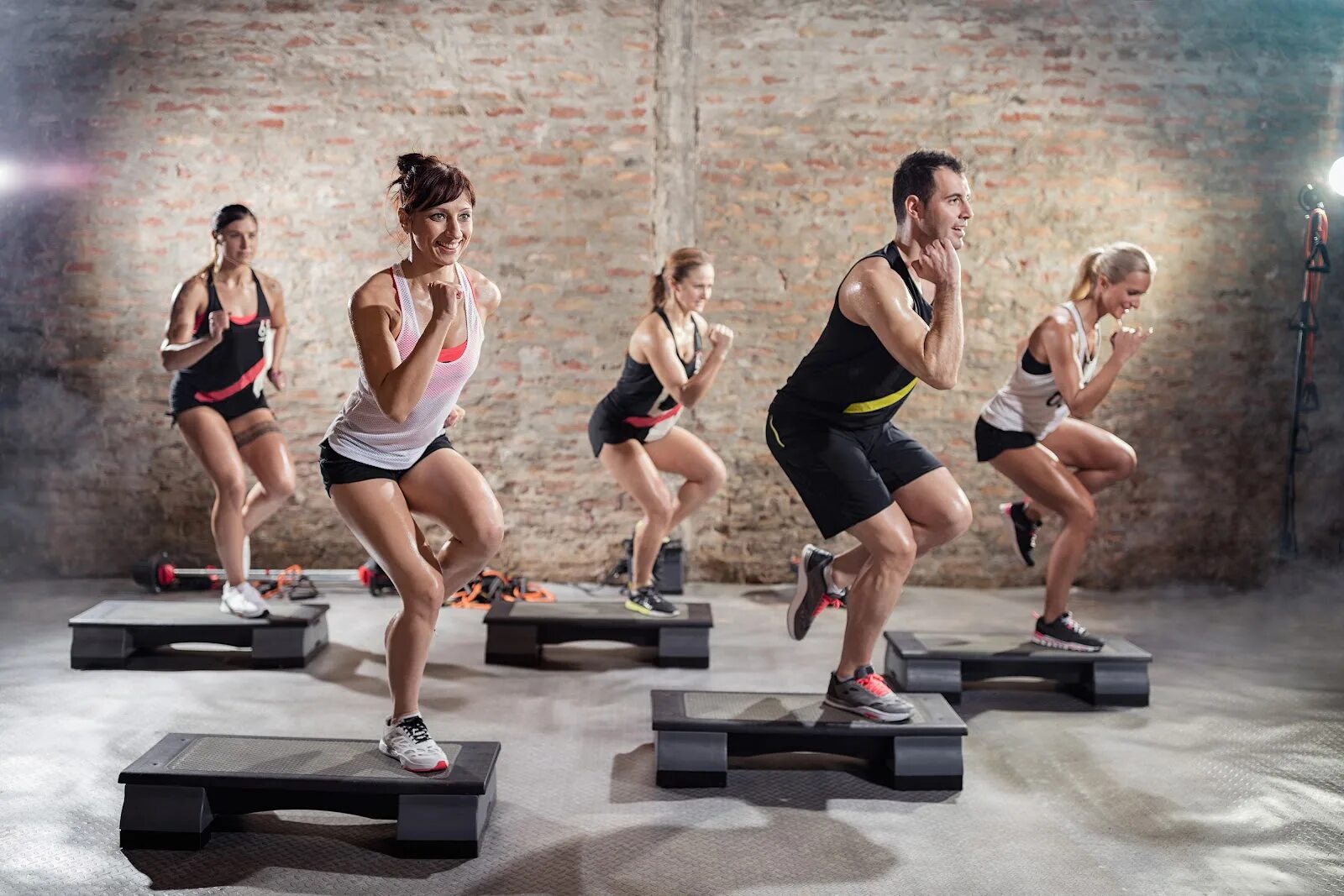 Step people. Степ аэробика. Les Mills степ. Степ-аэробика фит. Опен степ в аэробике.