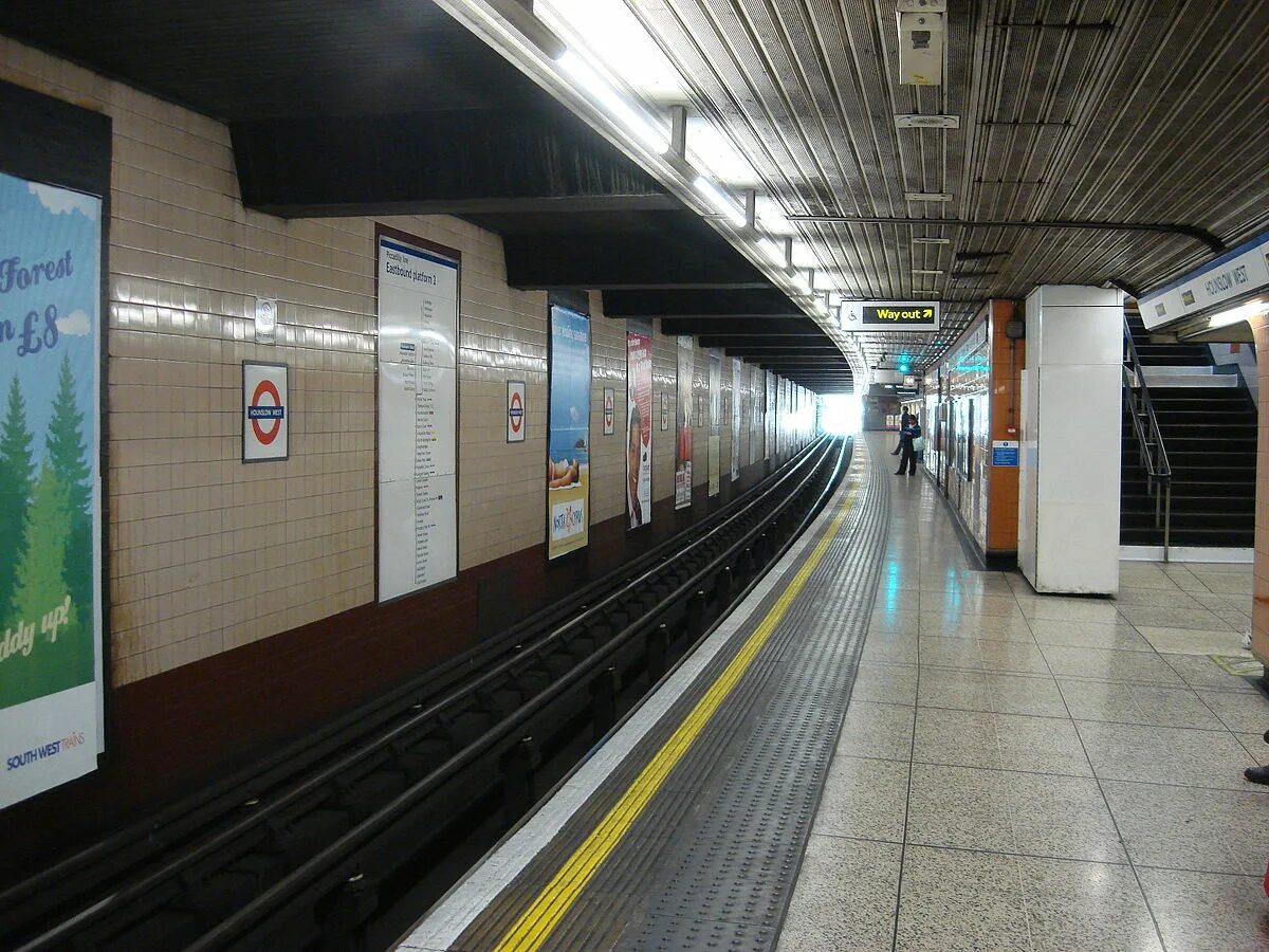 Underground метро лондона. Станция метро пикадилли. Metro london underground. Лондонское метро пикадилли лайн. Метро лондона.