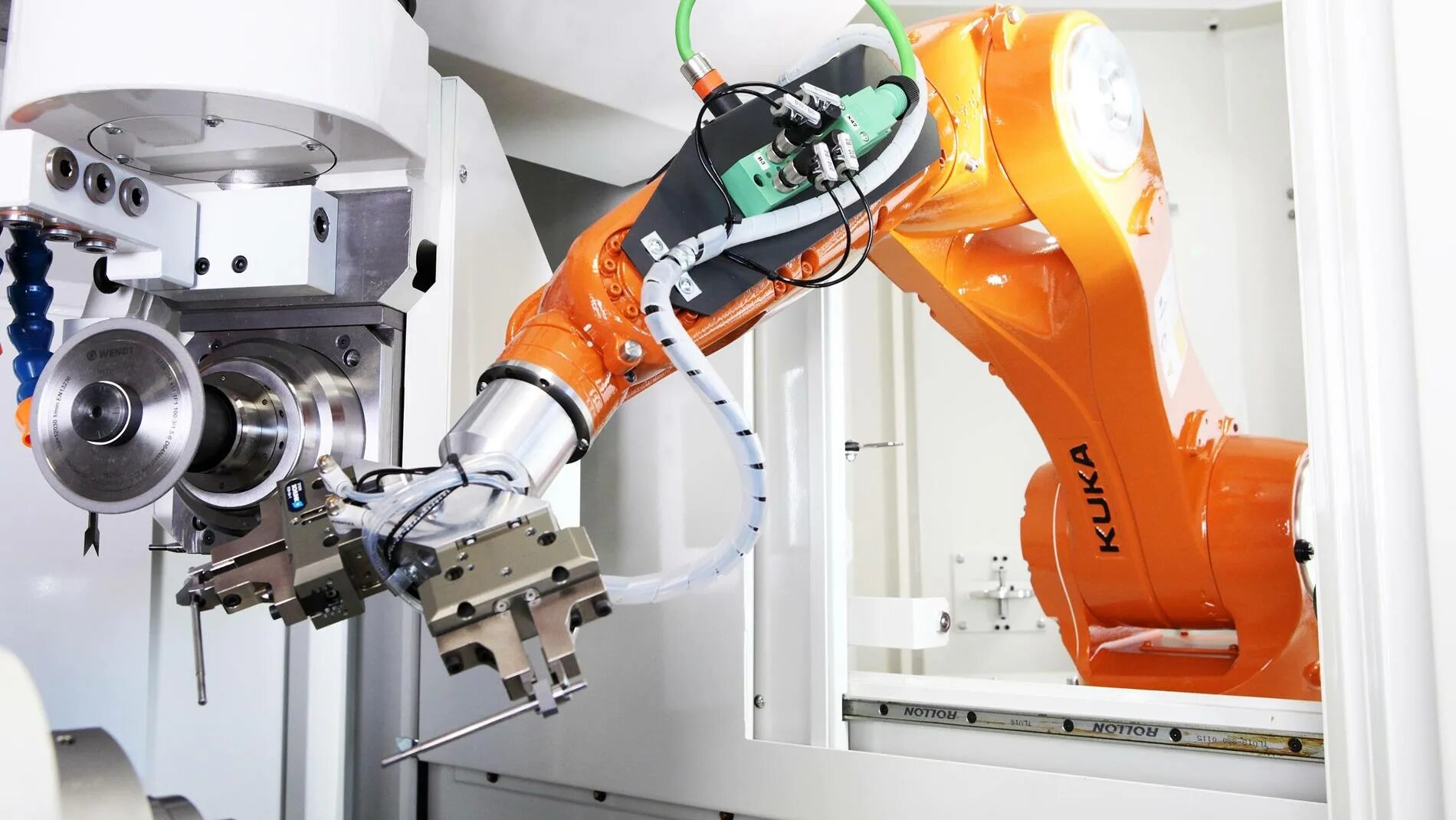 Machine manufacturer. Робот манипулятор kuka. Робот ЧПУ фрезер kuka. Робот манипулятор Кука кр120. Манипулятор kuka фрезерный.