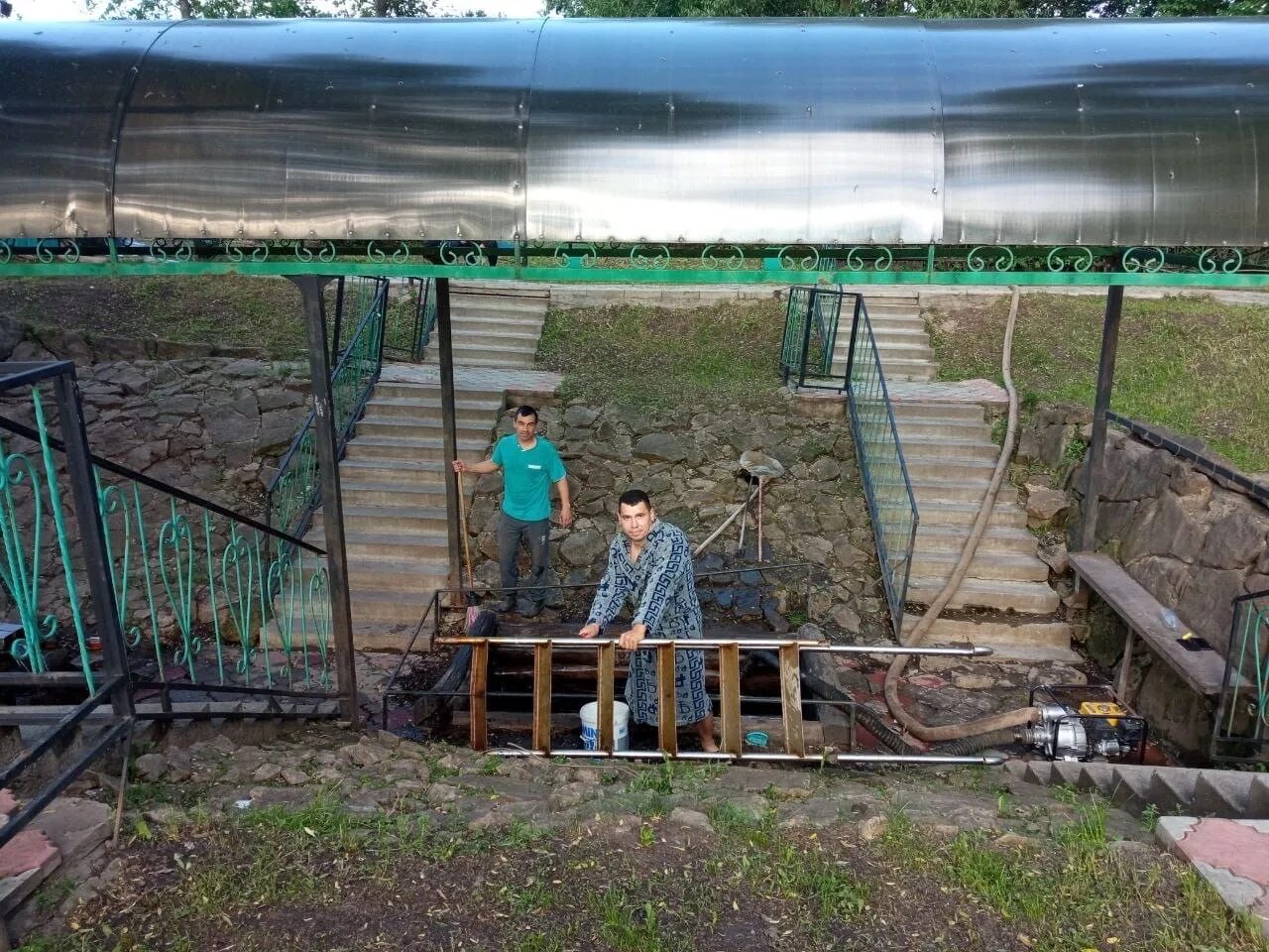 Удалили родника. Вода Родник. Купель на источнике. Овраг в деревне.