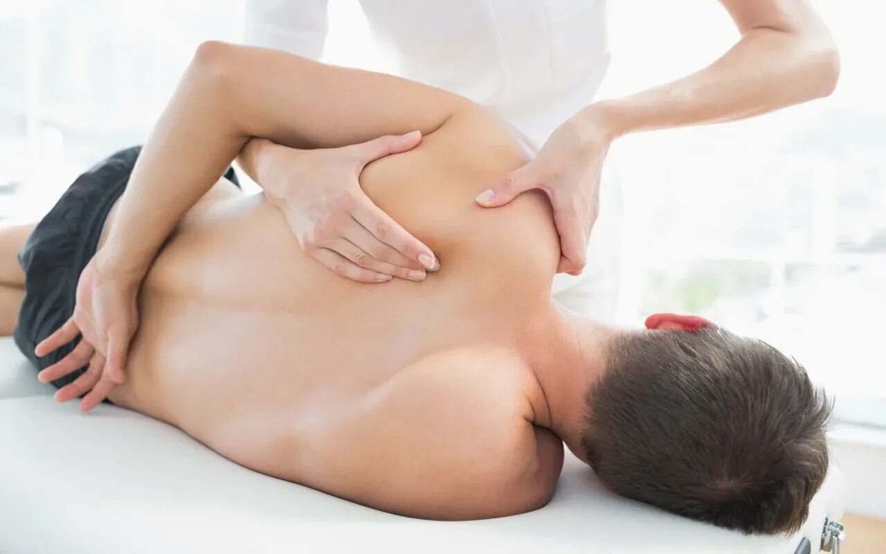 Мануальный массаж спины. Спортивный массаж. Мануальная терапия. Лечебный массаж. Лечебный массаж мужчине.