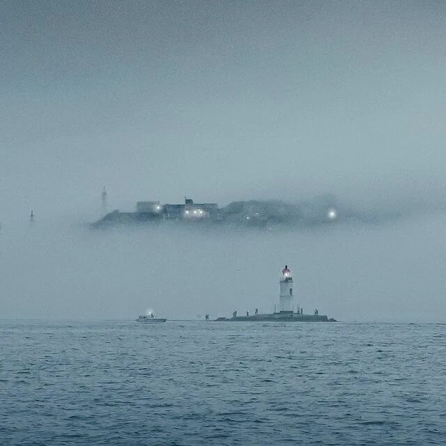 Песня на спящий город опускается туман. На спящий город опускается туман.