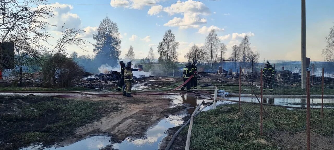 Аварийная новгородской области. Перелучи Новгородская область Боровичский район. Деревня Перелучи Боровичский район. Деревня Перелучи Новгородской области. Пожар Боровичского района Новгородской области.